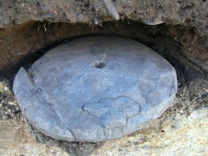 Ležák žernovu objevený na prvním předhradí (foto J. Gryc, Archeologický ústav AV ČR Brno, v. v. i.)