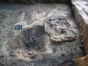 Pražnice a části nádob objevené in situ u vnitřní paty valu prvního předhradí (foto J. Gryc, Archeologický ústav AV ČR Brno, v. v. i.)