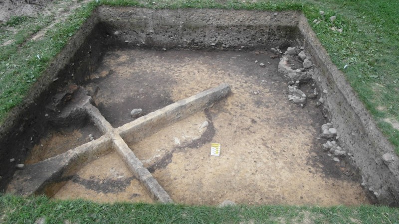 Obiekt produkcyjny z okresu halsztackiego z odkrytymi fragmentami tygli, wskazujący na przeróbkę brązu bezpośrednio na akropolu (zdjęcie J. Gryc, Archeologický ústav AV ČR Brno, v. v. i.)