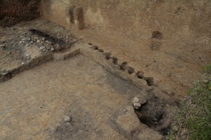 Pohled na plochu výzkumné sondy u vnitřní paty valu prvního předhradí (foto J. Gryc, Archeologický ústav AV ČR Brno, v. v. i.)