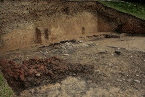 Pohled na plochu výzkumné sondy u vnitřní paty valu prvního předhradí (foto J. Gryc, Archeologický ústav AV ČR Brno, v. v. i.)