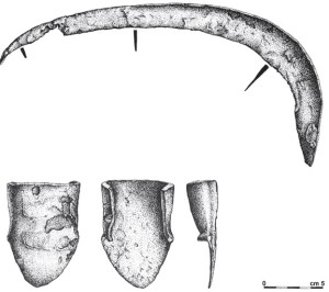 Malá pětiúhelníková železná radlička a srp. Chotěbuz-Podobora (podle Kouřil-Gryc 2011)