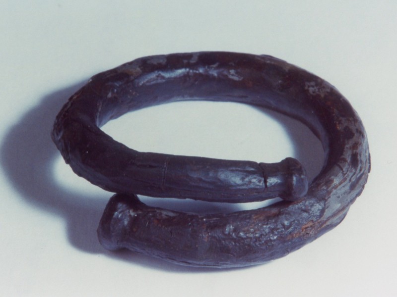 Železný náramek s pečetitkovými konci (foto Muzeum Těšínska)